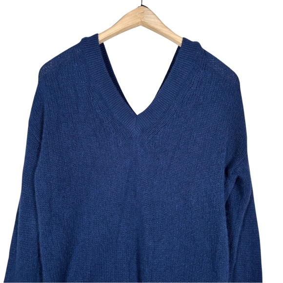 NAADAM Luxe Cashmere V-Neck Sweater in true navy - Picture 3 of 7